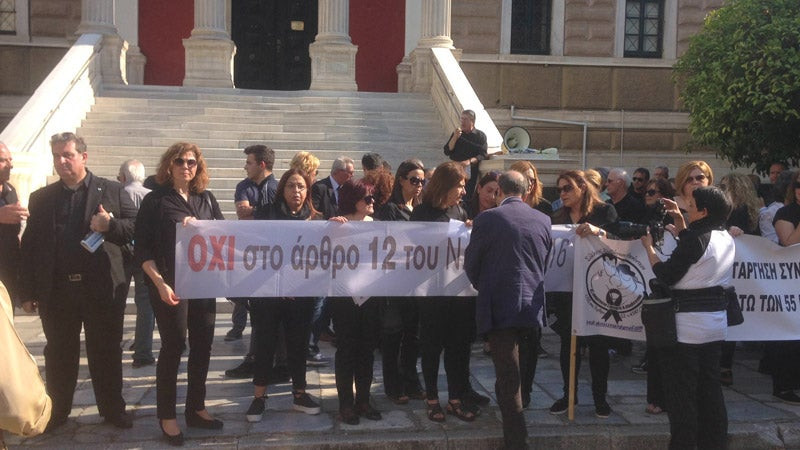 Συγκέντρωση διαμαρτυρίας από χήρες στρατιωτικών στην Πλατεία Κολοκοτρώνη (βίντεο)